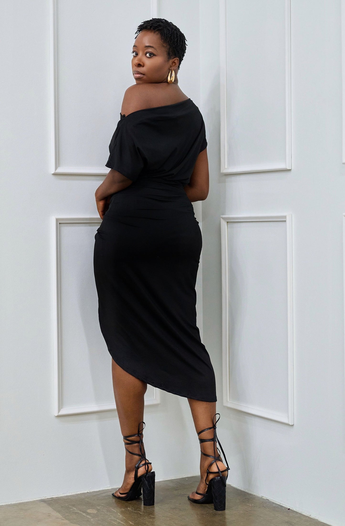 Toke Relaxed Shoulder Ruched Midi Dress - Black